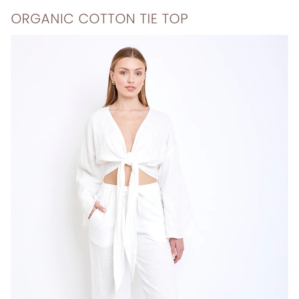 PHIE COLLECTIVE TOP Elegant White Tie Front Top